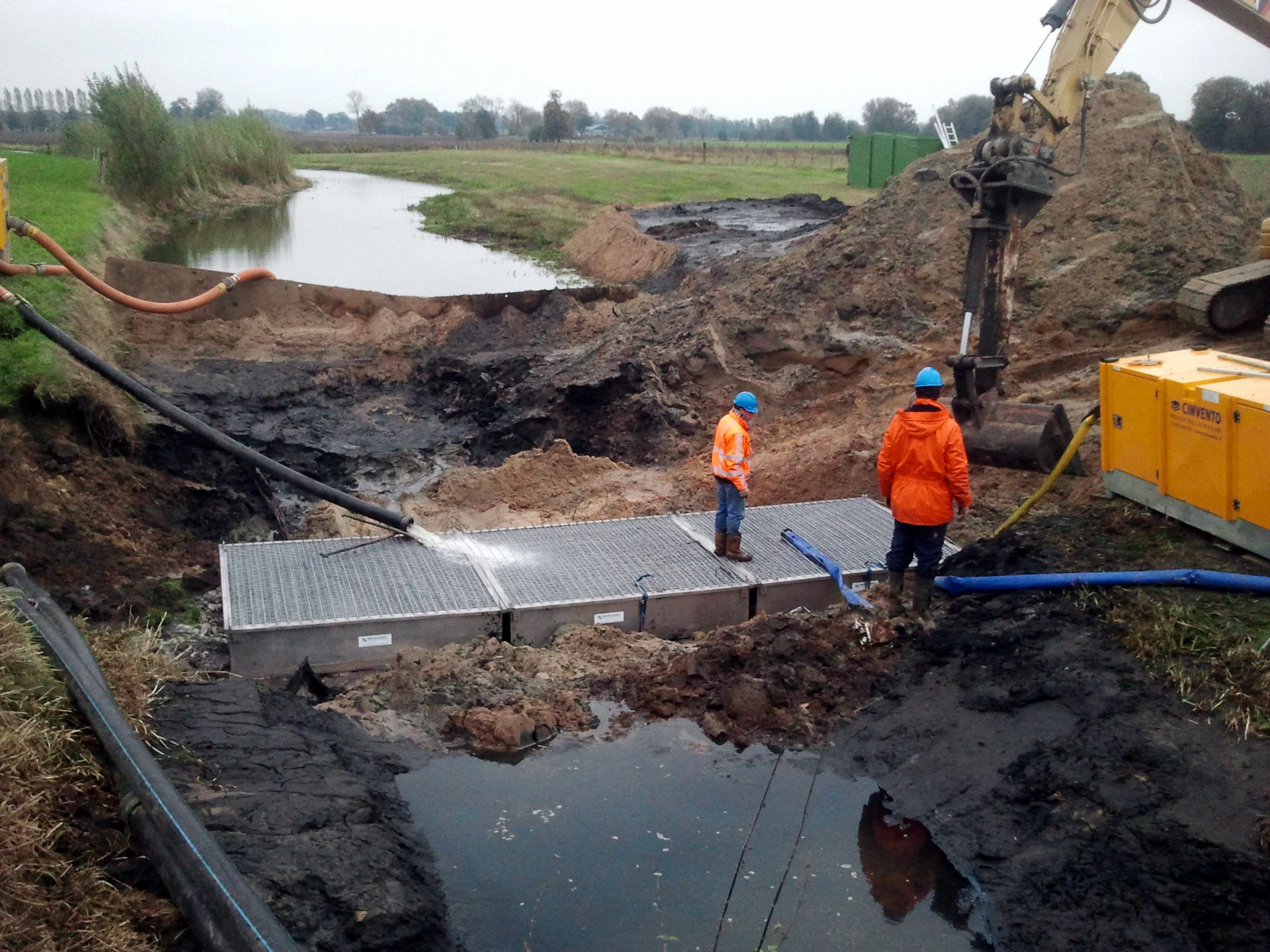 Aanleg van de MUDTRAP in een watergang in Lunteren
