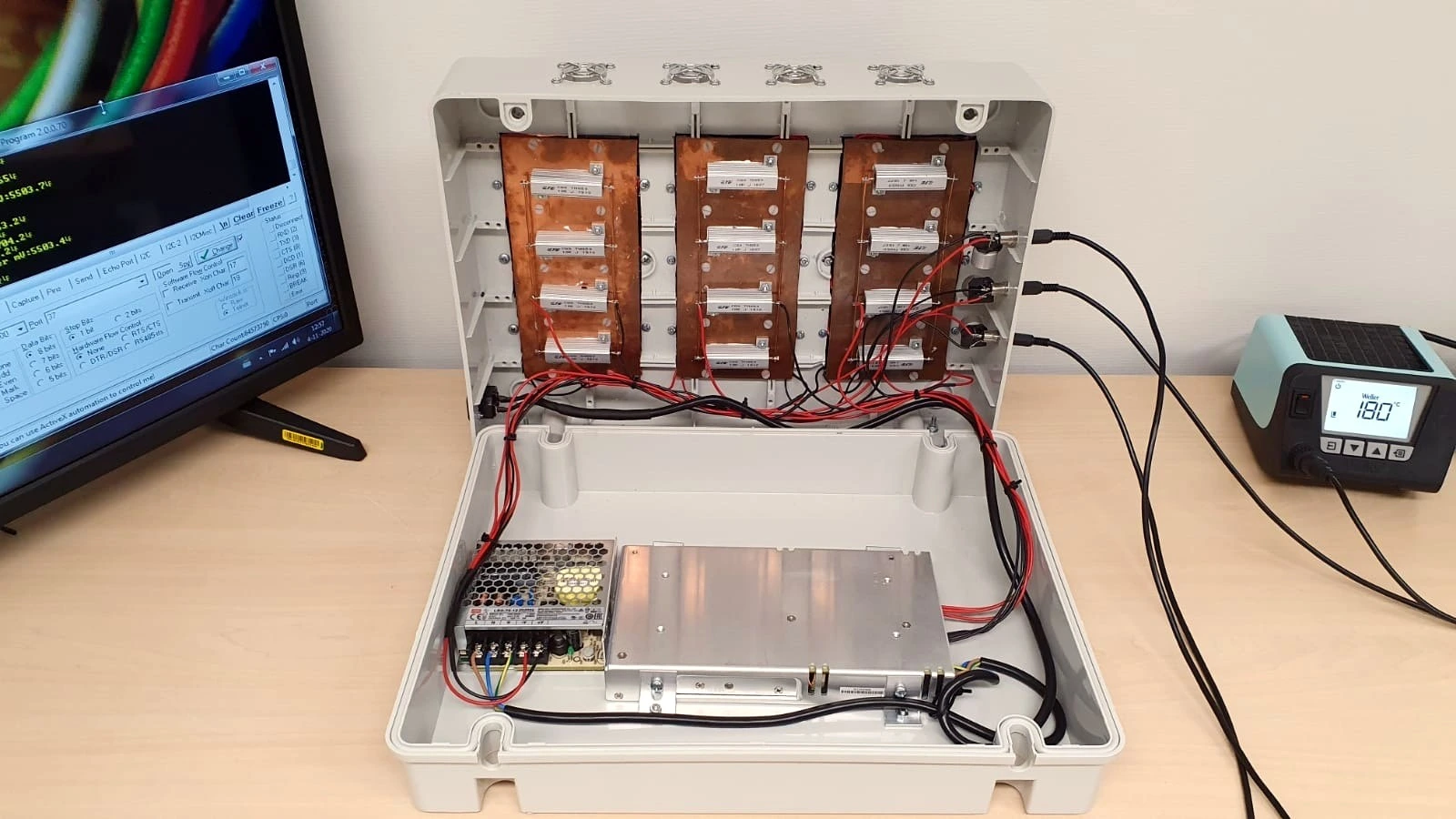 Prototype voor slimme kathodische bescherming: een open kast met koperplaten en elektronica
