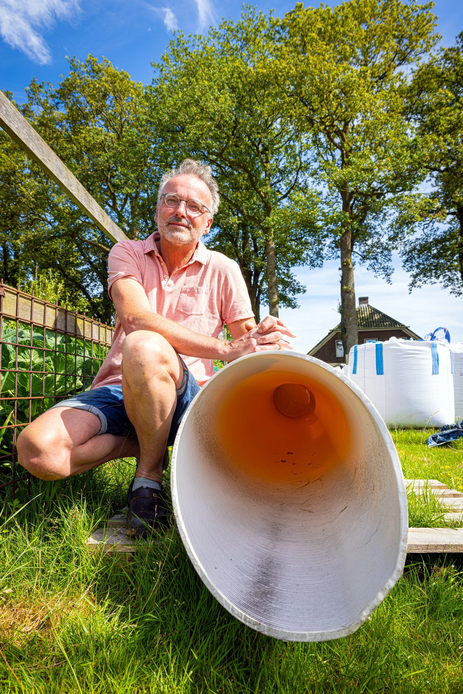 Een man bij een grote 3D-geprinte buis van bioplastic voor RailTube